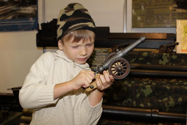 Выставку посетили даже юные любители оружия | Фото: Анастасия Искрицкая