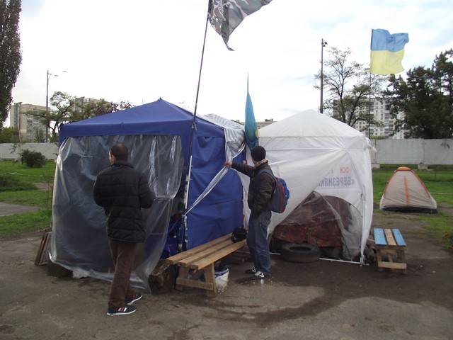 Активисты подготовили лагерь к зиме. Автор фото Дмитрий Годик
