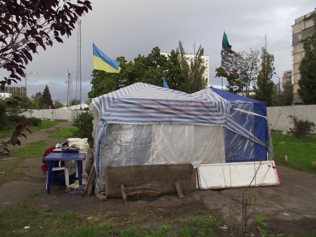 Активисты подготовили лагерь к зиме. Автор фото Дмитрий Годик