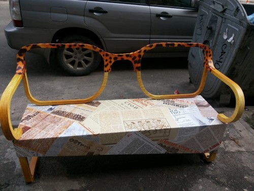 В Киеве установили лавочку-очки. Фото: Svidomo.org