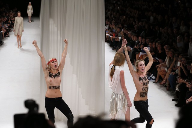 Голые FEMEN сорвали модный показ Nina Ricci, фото AFP