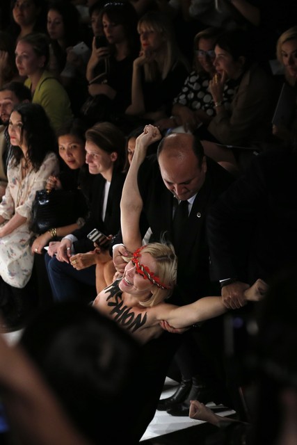 Голые FEMEN сорвали модный показ Nina Ricci, фото AFP