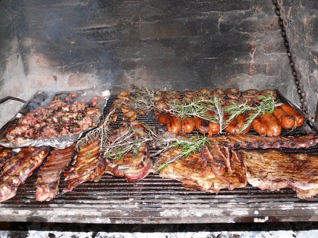 3. Аргентинское Асадо<br />
Асадо –  это восхитительное жареное мясо-гриль, или аргентинский стейк. Обычно асадо готовят мужчины — асадоры.