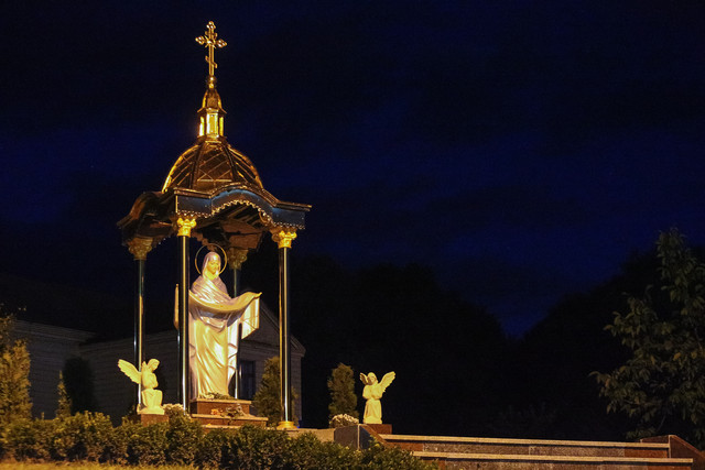Скульптуру Божьей Матери поставили вблизи мэрии и райотдела милиции | Фото: Сергей Николаев
