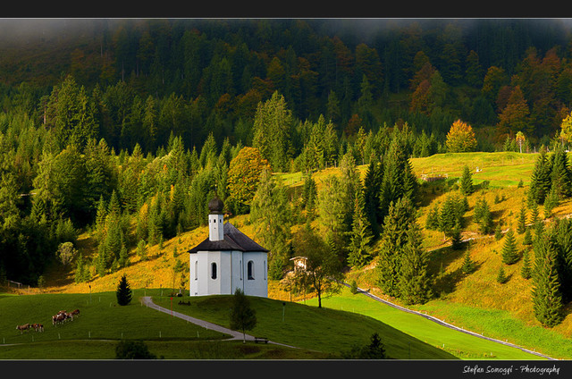 9. Тироль, Австрия<br /><br />
Тироль красив в любое время года, но особенно осенью, когда все, что не камень, становится тут золотым.
