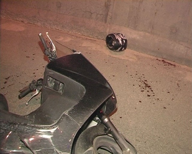Водитель скутера потерял управление и врезался в стену. Фото: Магнолия-ТВ