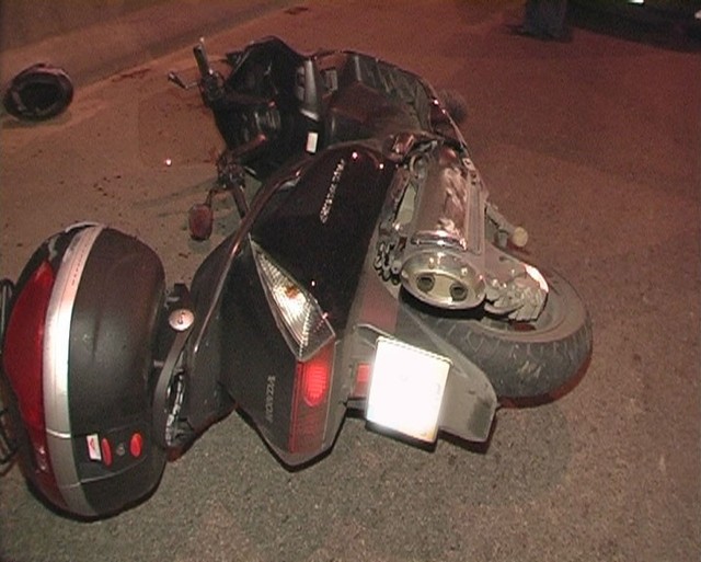 Водитель скутера потерял управление и врезался в стену. Фото: Магнолия-ТВ