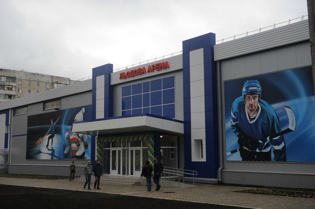 ОТКРЫЛИ АРЕНУ ДЛЯ ХОККЕИСТОВ<br />
8 сентября в Луганске накануне Дня города была открыта новая ледовая арена по образцу донецкой арены 