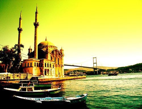 6. Турция<br />
Страна занимает шестую строчку рейтинга с 35,7 млн. туристов в 2012 году. Турция известна своими историческими ценностями и культурой, традициями и живописными пейзажами. Стамбул является самым популярным городом среди туристов,  привлекая их небоскребами, мечетями и торговыми центрами.