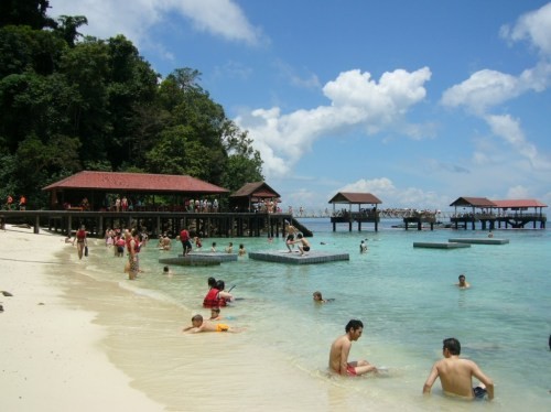 10. Малайзия<br />
Страна занимает 10 место в рейтинге. Многие люди посещают столицу страны Куала-Лумпуре для ведения бизнеса, отдыха на пляжах Теренггану. Также можно, отправится на экскурсию в джунгли. Примерно 25 миллионов иностранных туристов побывали в Малайзии в 2012 году.<br />
