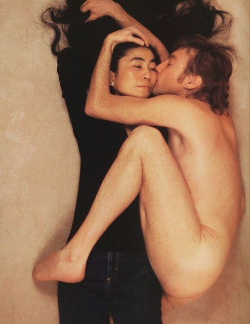 Обнажённый Джон Леннон целует одетую лежащую рядом с ним Йоко Оно. Эта фотография была сделана 8 декабря 1980 всего за несколько часов до убийства Леннона