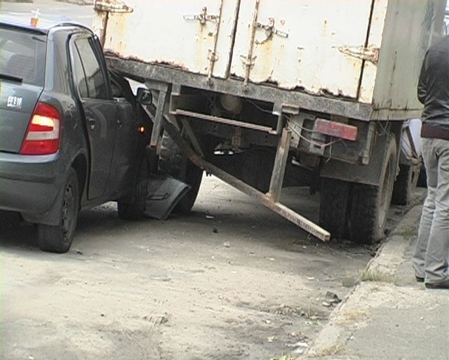 Иномарка протаранила грузовик. Фото: Магнолия-ТВ