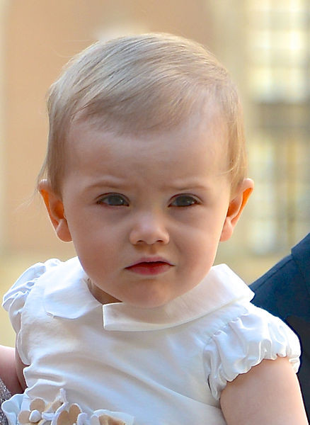 2. Принцесса Эстель<br />
Принцесса Эстель родилась 23 февраля 2012 года. Она – единственный ребенок наследной принцессы Швеции Виктории и принца Даниэля, герцога Вестергётландского . Эстель – внучка короля Карла XVI Густафа. Были слухи, что имя принцессе Эстель дали в честь графини Эстель Бернадотт, американской жены графа Фолка Бернэдотта.  В силу закона, действующего в Швеции с 1980 года, новорождённая принцесса является второй в порядке наследования шведского престола после своей матери; за ней следует её дядя, принц Карл Филипп.<br />
Фото: wikimedia.org