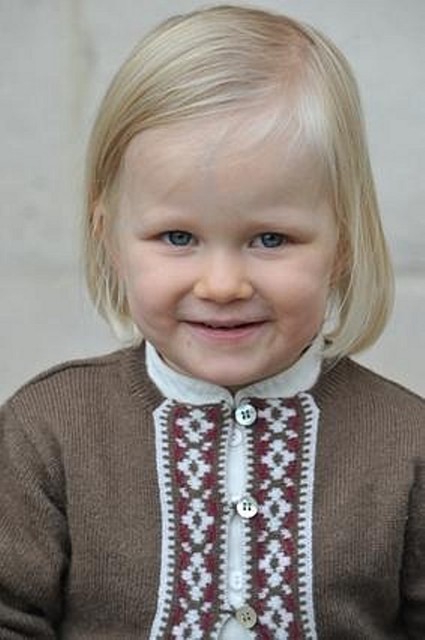 6.  Принцесса Элеонор<br />
Принцесса Элеонор – вторая дочь и четвертый ребенок короля Бельгии Филиппа Бельгии и его жены Принцессы Матильды Бельгийской, Герцогини Брабантской. Девочка родилась 16 апреля 2008 года, приходится внучкой королю Альберту II и королеве Паоле.  Ее крестные родители – Наследная принцесса Швеции Виктория, принцесса Бельгии Клэр  и граф Себастьян фон Вестфален цу Фюрстенберг.<br />
Фото:nikolaevec.livejournal.com