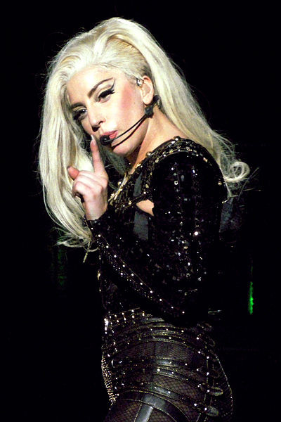 1. Леди Гага<br />
 Настоящее имя Сте́фани Джоа́нн Анджели́на Джермано́тта –  американская певица, автор песен, продюсер, филантроп, дизайнер и актриса. Певица всегда удивляет своих поклонников экстравагантными нарядами, а каждая песня – это, несомненно, хит. Журнал Time назвал исполнительницу одной из самых влиятельных личностей в мире. Кроме того, Гага является защитницей ЛГБТ-сообщества.