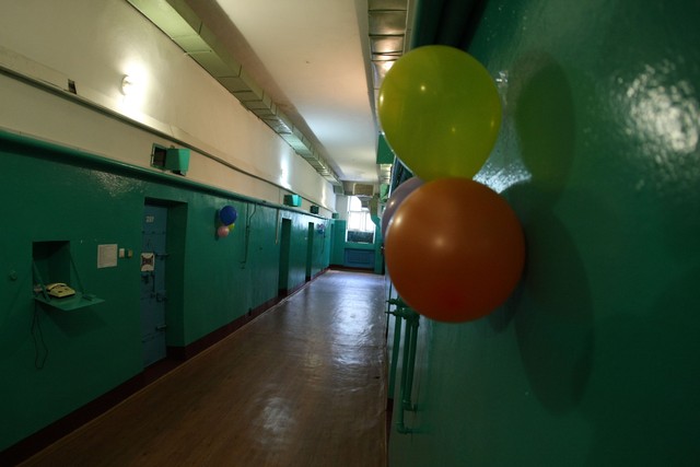 Тюремный коридор. По праздникам, чтобы скрасить суровый быт, его украшают воздушными шарами | Фото: Александр Яремчук