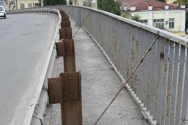 Мост на оживленной развязке может не дождаться реконструкции. Фото: Николай Даневич
