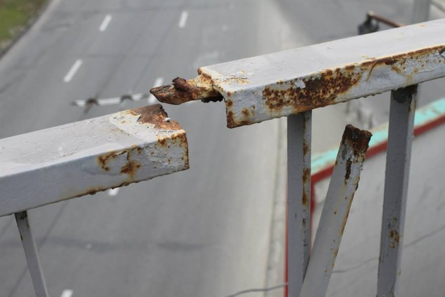 Мост на оживленной развязке может не дождаться реконструкции. Фото: Николай Даневич