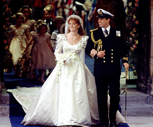 Сара Фергюсон<br />
Принц Эндрю и Сара Фергюсон поженились 23 июля 1986 года. Платье невесты с 17-футовым шлейфом заканчивалось якорем, символизирующим  работу ее жениха. После развода в 1996 году  Сара Фергюсон утратила титул королевского высочества, однако, подобно принцессе Уэльской Диане, сохранила титул по бывшему мужу (герцогиня Йоркская). Однако она лишится его, если повторно выйдет замуж.<br />
