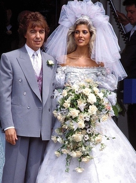 Мэнди Смит<br />
Мэнди Смит – британская поп-певица. В 1989 году 18-летняя  Мэнди Смит  вышла замуж  за 52-летнего  Билла Ваймана, басиста Rolling Stones.  Верх свадебного платья Мэнди напоминал львиную гриву.<br />
