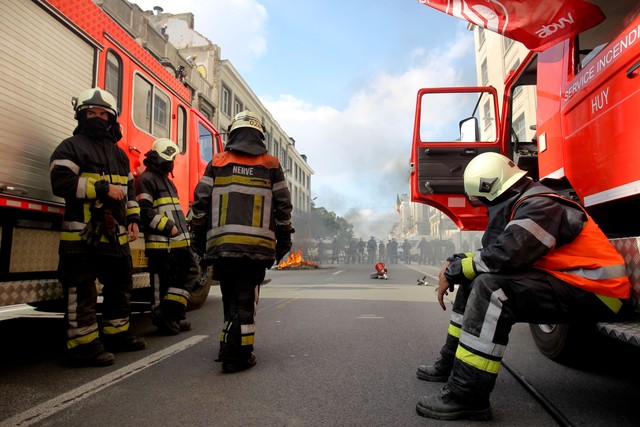 Брюссель в пене: пожарные пикетировали резиденцию премьера, облив полицейских водой, фото AFP