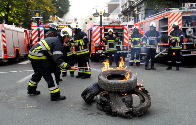 Брюссель в пене: пожарные пикетировали резиденцию премьера, облив полицейских водой, фото AFP