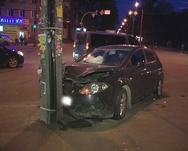 В Киеве машина протаранила столб. Фото: Магнолия-ТВ