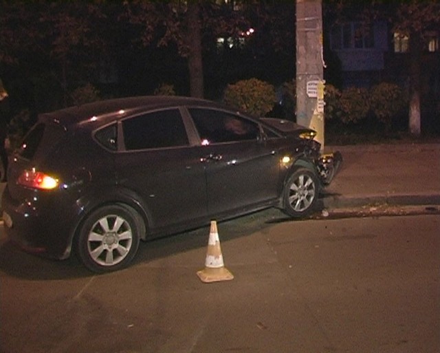 В Киеве машина протаранила столб. Фото: Магнолия-ТВ