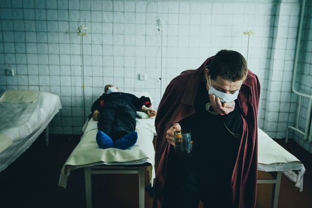 На приеме лекарств. Жданов<br />
Так происходит прием лекарств заключенными. Тюрьмы Украины служат рассадником болезни. Заболеваемость здесь в 50 раз выше, чем в среднем по стране.
