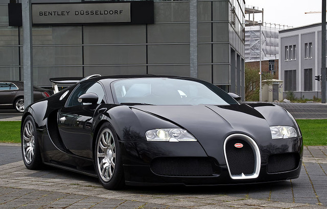 Bugatti Veyron — суперкар компании Bugatti (входит в концерн Volkswagen), официально представленный публике в 2005 году. Самый быстрый серийный автомобиль. Производство моделей 16.4 и Super Sport завершено. Модификация Super Sport летом 2010 года установила рекорд максимальной скорости в 431 км/ч. Заезды проводились 4 июля 2010 года: в первом заезде, с юга на север, была показана скорость 427,933 км/ч; во втором, в обратном направлении, — 434,211 км/ч.<br />
