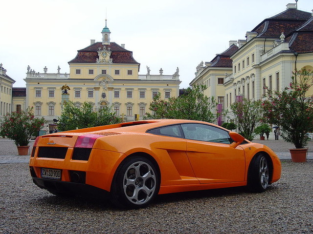 Lamborghini Gallardo LP 570-4 Superleggera<br />
Lamborghini Gallardo LP 570-4 Superleggera – спорткар, выпускающийся компанией Lamborghini c 2003 года. Под капотом был установлен двигатель V10, третий по счёту двигатель созданный компанией за всю историю её существования. Максимальная скорость: 202 миль / час. Двигатель: 562 л.с. 5.2L V 10.<br />
