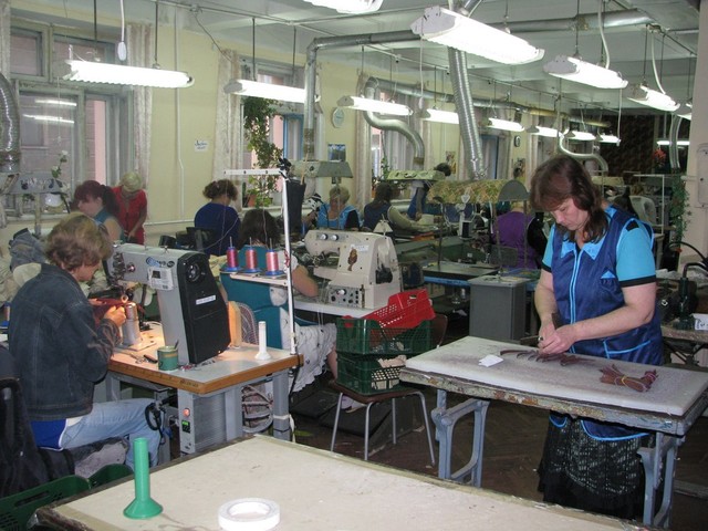 В цехе. На фабрике работают в основном женщины — они ловко управляются с крохотными деталями обуви. Фото: Я. Ткаченко