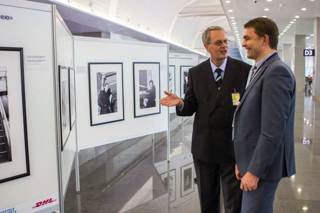 В аэропорту проводят выставку фото "звездных" пассажиров. Фото: аэропорт "Борисполь"