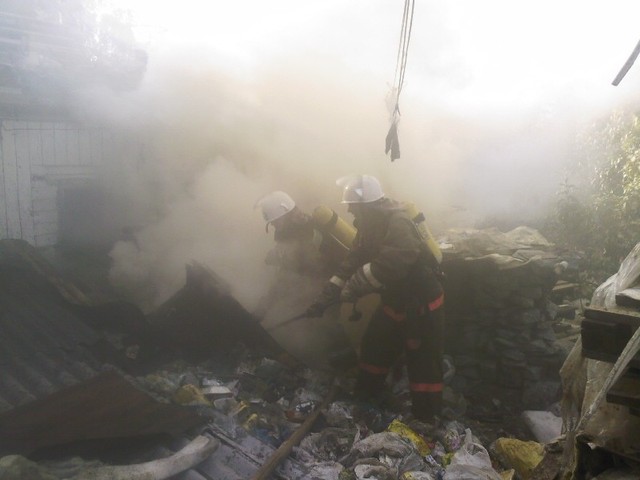 Пожарные тушили дом на Позняках. Фото: Магнолия-ТВ