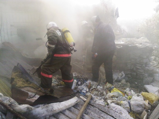 Пожарные тушили дом на Позняках. Фото: Магнолия-ТВ