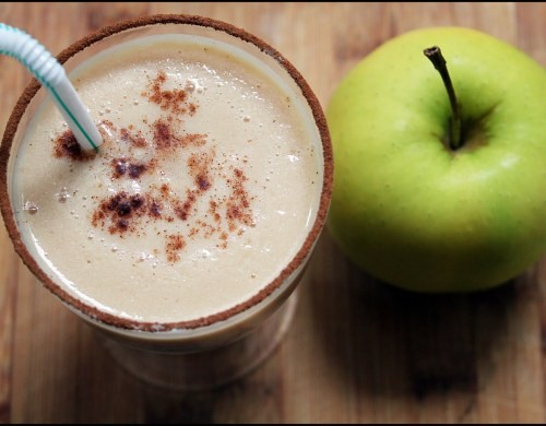 9.Яблоко с обезжиренным молоком <br />
Доказано, что постоянное употребление яблок  в пищу помогает  похудеть. Ученые утверждают, что если съедать пару яблок незадолго до еды, то содержание жиров в крови сократится на 15 %.<br />
