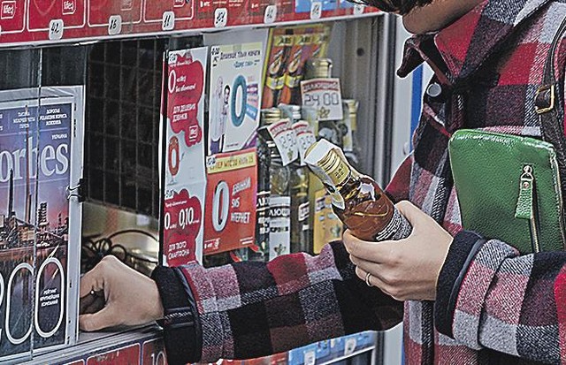 Алкогольное "лекарство" можно купить вместе с газетой. Фото: Взгляд