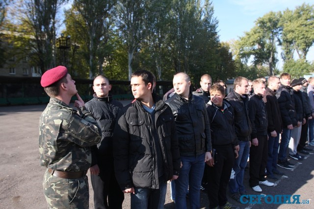 Смотрины. Некоторых новобранцев увезут в элитные части Украины. Фото: А. Глушков