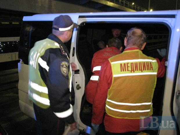 Водитель "Ниссана" устрил ДТП и чуть не подрался со спасателями. Фото: LB.ua