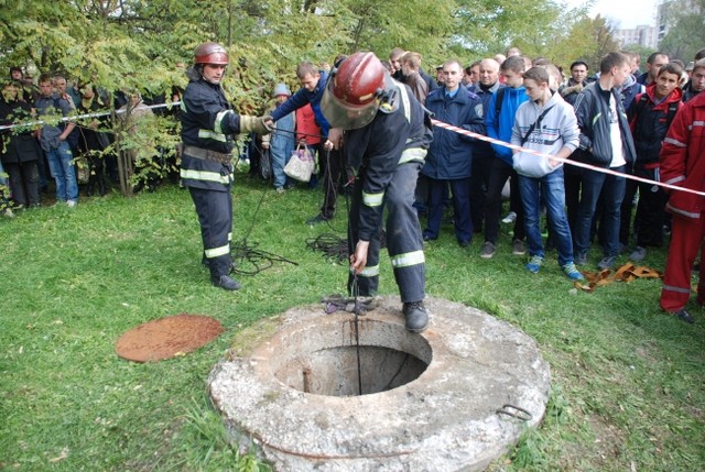 Упавшего в канализацию малыша нашли мертвым. Фото: пресс-служба ГСЧС во Львовской области