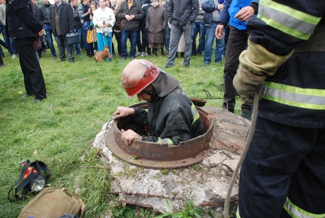Упавшего в канализацию малыша нашли мертвым. Фото: пресс-служба ГСЧС во Львовской области