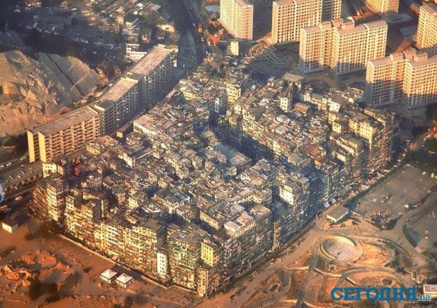 10. Город-крепость Коулун, Гонконг, Китай<br /><br />
Коулун долгие годы служил китайцам военным фортом, а в конце XIX-го века, когда Гонконг арендовали англичане, поселение во многом стало автономным, жителям фактически предоставили право на самоуправление. <br /><br />
В период японской оккупации Китая население города-крепости значительно возросло, и по состоянию на 1987-й год составляло примерно 33 тысячи человек, при том что все они проживали на территории около 0,026 км².