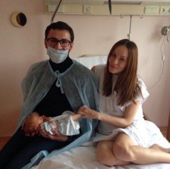 Фото новорожденного и его родителей Кернес разместил в Instagram