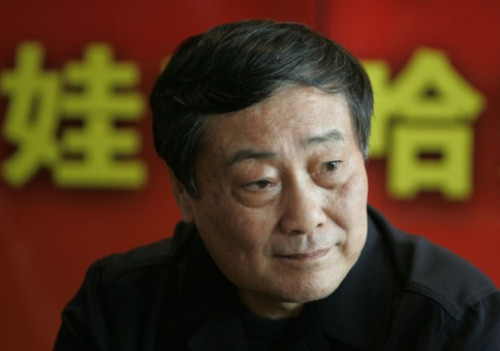 7. Цзун Цинхоу <br />
Цзун Цинхоу – председатель и генеральный директор Hangzhou Wahaha Group, китайский предприниматель. Он известен как самый богатый человек в Китае с собственным капиталом 11.6 миллиардов долларов. Только в 1987 году он начал производство шипучих напитков, льда и бумаги для печатающих устройств. Цзун – делегат китайского Национального Народного Конгресса.<br />

