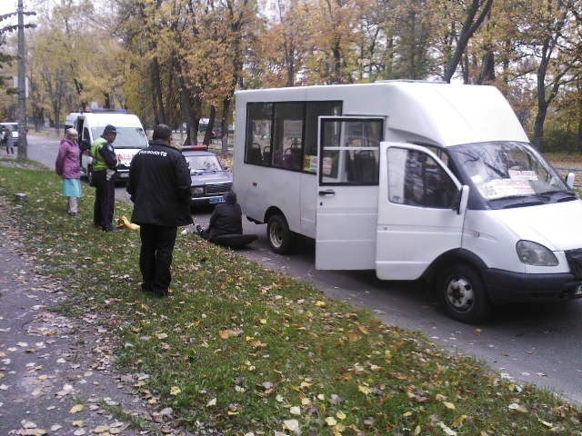 Из киевской маршрутки выпала пассажирка. Фото: Магнолия-ТВ