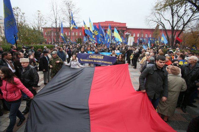 Участники митинга собрались у памятника Тарасу Шевченко | Фото: Сергей Николаев