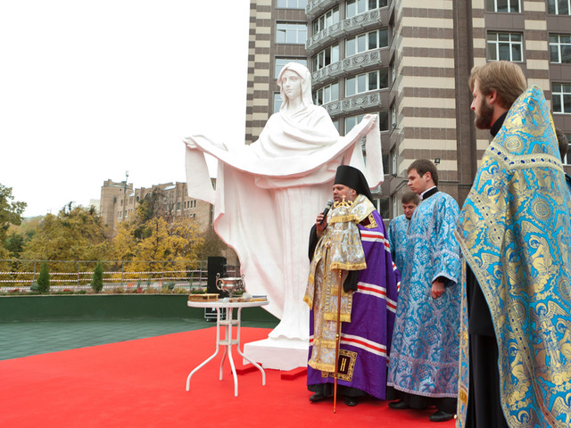 В Киеве освятили статую Богородицы. Фото: Покровский Посад