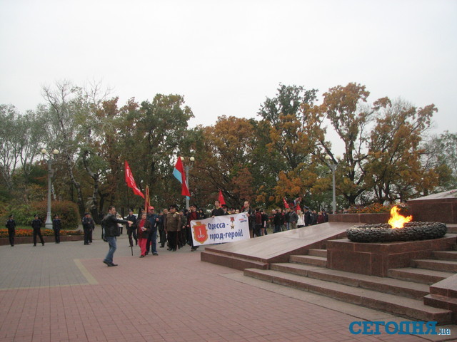 К "Молодежному единству" присоединились сторонники коммунизма. Фото: Екатерина Фомина, "Сегодня"