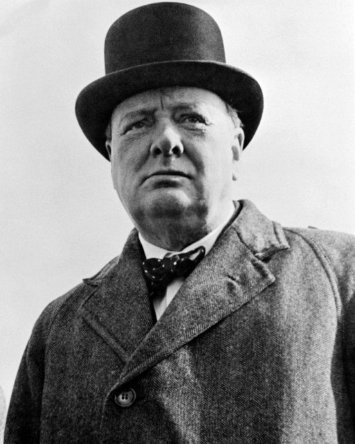8. Уинстон Черчилль (1874-1965 гг.)<br /><br />
Один из величайших британцев в истории (по мнению самих британцев) Уинстон Черчилль придерживался следующего распорядка дня: ложился в 3 часа ночи и просыпался в 8 утра. Таким образом спал он 5 часов в сутки. <br /><br />
Однако мудрый политик никогда не пренебрегал возможностью прикорнуть часок после обеда. 