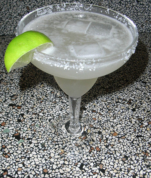 6. Маргарита<br />
Маргарита — это коктейль, содержащий текилу  с добавлением сока лайма или лимона, цитрусового ликёра — трипл-сек (ликёр с ароматом апельсина), и льда. Все компоненты смешиваются в шейкере со льдом, после чего коктейль фильтруется ото льда и подаётся в бокале 